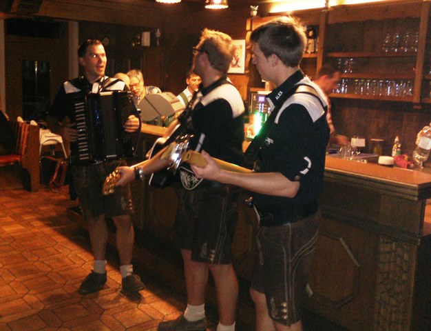 27 im zweiten Teil des Abends geht es musikalisch wieder los mit den FLAURLINGER BUAM.jpg